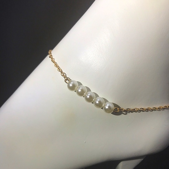 Gold plated 5 Pearl charm ankle bracelet. - Picture 3 of 4